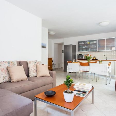 Spacious 3-Bedroom Apartment With Courtyard In Tempio Pausania - Perfect For Families Luaran gambar