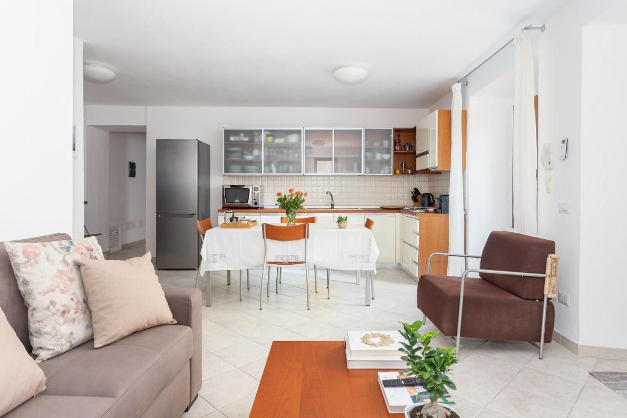 Spacious 3-Bedroom Apartment With Courtyard In Tempio Pausania - Perfect For Families Luaran gambar